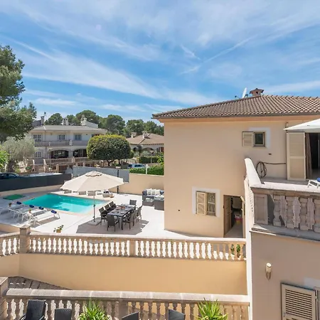 Holiday home Awesome In With Outdoor Swimming Pool