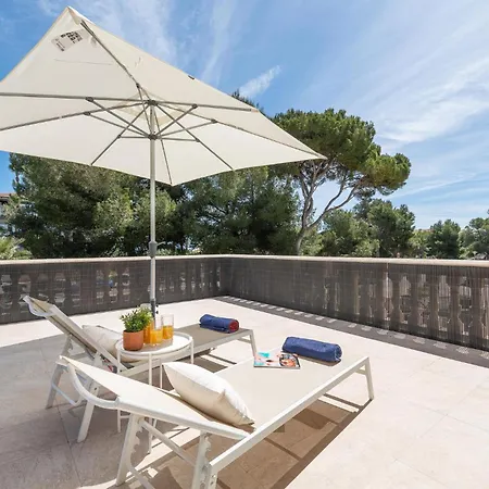 Holiday home Awesome In With Outdoor Swimming Pool