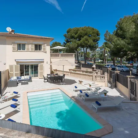 Awesome In With Outdoor Swimming Pool *